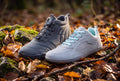 Kepler gefütterte Barfußschuhe und Everest wasserabweisende Sneaker Barfußschuhe auf nassem Herbstlaub