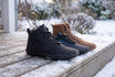 Kepler, Overland und Inka gefütterte Barfuß-Winterschuhe nebeneinander auf verschneiter Holzstufe