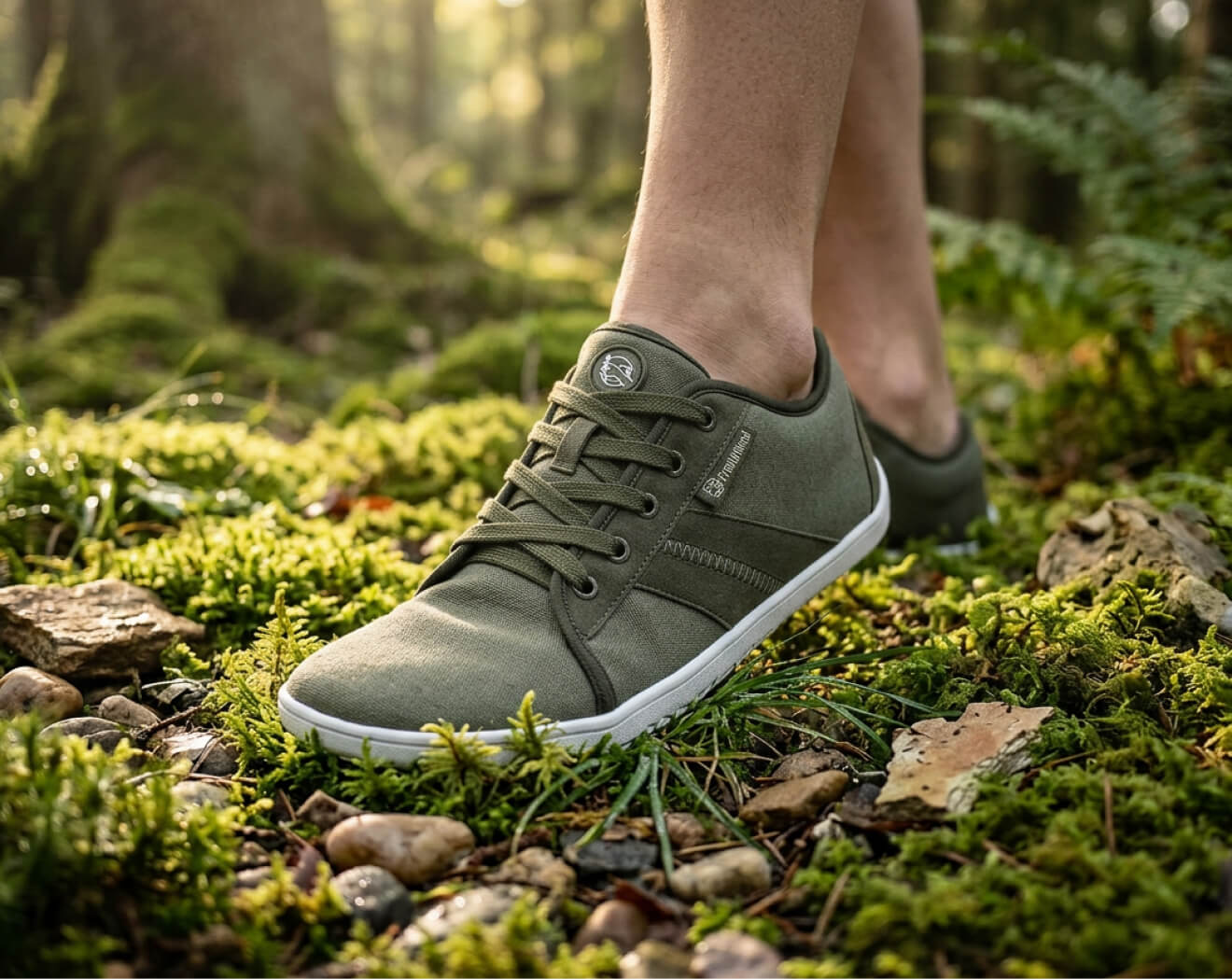 Barfußschuhe auf weichem Waldboden